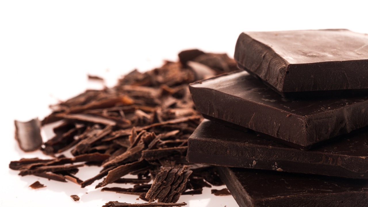 crumbling dark chocolate is a healthier choice than milk chocolate